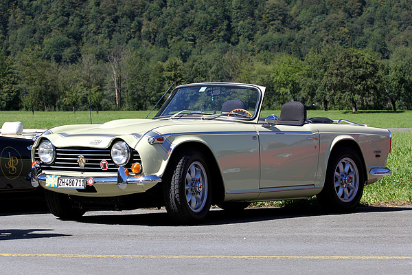 Triumph TR 250 am British Car Meeting 2011 in Mollis - uriger offener Sportwagen