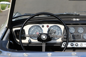 Triumph TR 4 (1962) - Der Lenkradhebel links bedient den Overdrive, der Blinker sitzt rechts