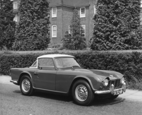 Triumph TR 4 (1964) - mit hellem Hardtop, dessen Mittelteil abgenommen werden konnte