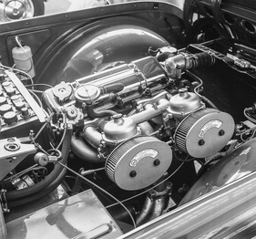 Triumph TR 4 A (1965) - Blick in den Motorraum des englischen Roadsters mit 2,2-Liter-Vierzylinder und 100 PS - Genfer Automobilsalon 1965