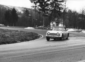 Triumph TR 4 A (1965) - Test der Fahreigenschaften - weitgehend neutral dank IRS