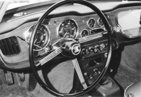 Triumph TR 4 A (1965) - das Amaturenbrett beim A ist wirklich aus Holz