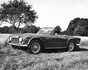 Triumph TR 5 PI (1968) - Chassis und Karrosserie stammen direkt vom TR 4 ab, der Motor aber hat sechs Zylinder und in diesem Falle eine Einspritzung