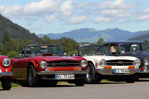 Triumph TR 6 am British Car Meeting 2011 in Mollis - einmal rot, einmal weiss