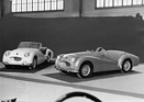 Triumph TR2 (1954) - weisse Strassenversion und roter Wagen in Rennausrüstung - Genfer Automobilsalon 1954