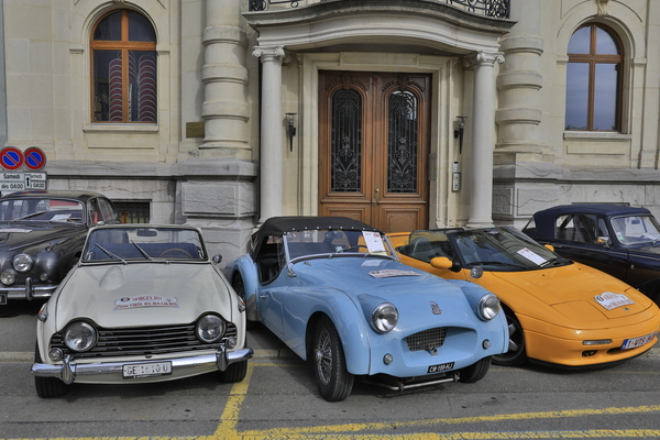 Triumph TR2 und TR4 neben gelbem Lotus Elan der zweiten Generation mit Frontantrieb - 29. Swiss Classic British Car Meeting Morges 2021