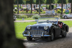 Triumph TR3 (1960) - mit tiefen Türausschnitten und Roadsterverdeck noch etwas für Puristen - 18. ASC-Classic-Gala Schwetzingen 2022