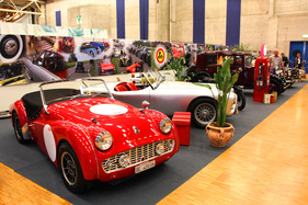 Triumph TR3 (1960) - neben AC Ace und zwei Peugeot-Fahrzeugen in der Club-Show - Oldtimer- und Teilemarkt Fribourg 2014