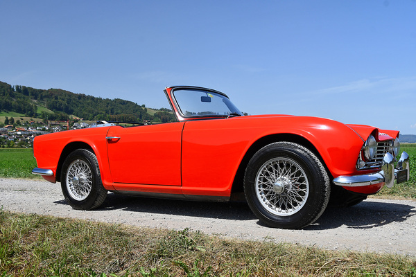 Bild: Triumph TR4 (1963) - als Lot 112 an der Versteigerung der Oldtimer Galerie Toffen am 14. Oktober 2023 angeboten