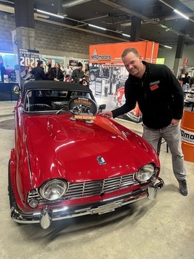 Bild Triumph TR4 (1964) – Jonas Stahel von Mad Motors fragte provokant, ob ihr schöner Odltimer auch ein guter Oldtimer sei - Oldtimermesse St. Gallen