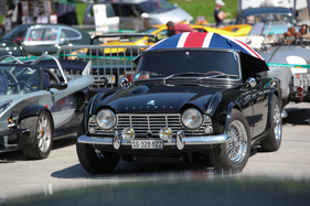 Triumph TR4 (1964) - bei so viel Schwarz ist man um jeden Sonnenschutz dankbar - BCM Mollis 2019