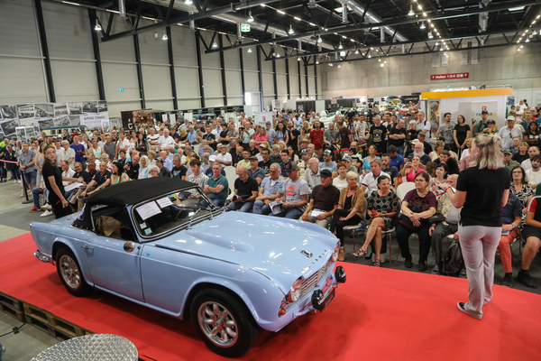 Triumph TR4 Roadster (1965) - als Lot 03 an der Swiss Classic World Versteigerung der Oldtimer Galerie Toffen in Luzern am 3. Juni 2023