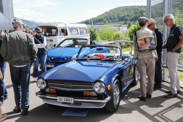 Triumph TR6 (1972) - neben einem Alfa Romeo Spider in fast derselben Farbe - 5. Old Wheels Biel/Bienne 2024