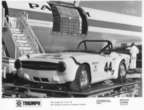 Triumph TR6 (1973) - Bob Tullius Gruppe 44 kommt am Londoner Flughafen an