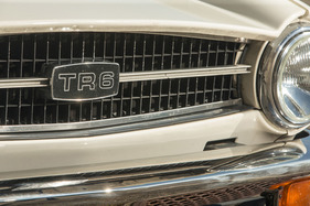 Triumph TR6 (1974) - TR6 Logo im Kühlergrill
