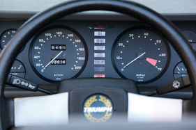 Triumph TR7 Convertible (1982) - schön gezeichnete Anzeigen für Geschwindigkeit und Drehzahl