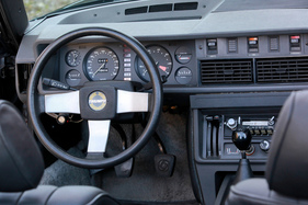 Triumph TR7 Convertible (1982) - sportlich in Mattschwarz