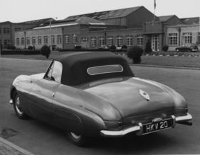 Triumph TRX (1950) - aufgenommen vor den Werkshallen von Standard-Triumph