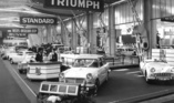 Die Triumph-Präsenz am Genfer Autosalon 1961, Herald-Limousine und TR3 schauen in die Kamera.