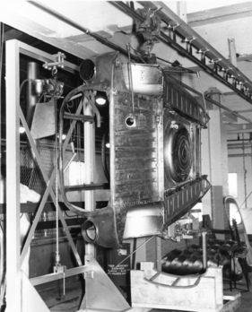 Trojan 200 (1962) - Produktion - an einer Einschienenbahn wird die Karosserie zum Lackierungsbad geführt