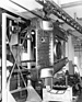 Trojan 200 (1962) - Produktion - an einer Einschienenbahn wird die Karosserie zum Lackierungsbad geführt