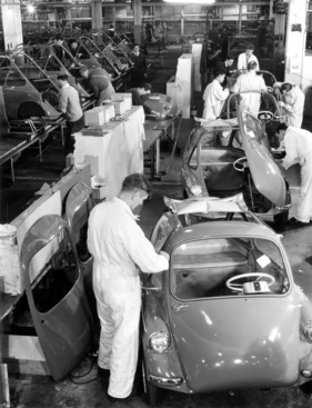 Trojan 200 (1962) - Produktion - in der Schlussfertigung, wo die Sitze und Ausstattungskomponenten eingebaut und der Funktionstest durchgeführt wird