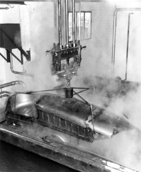 Trojan 200 (1962) - Produktion - via Hydraulik werden die Karosserien eingetaucht