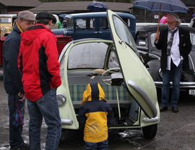 Trojan Heinkel Kabinenroller - wird von Klein und Gross bestaunt - OSMT Zug im September 2017