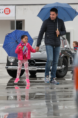 Trotz Regen gute Laune, im Hintergrund ein Mercedes-Benz 300 SL - Dolder Classics September 2015