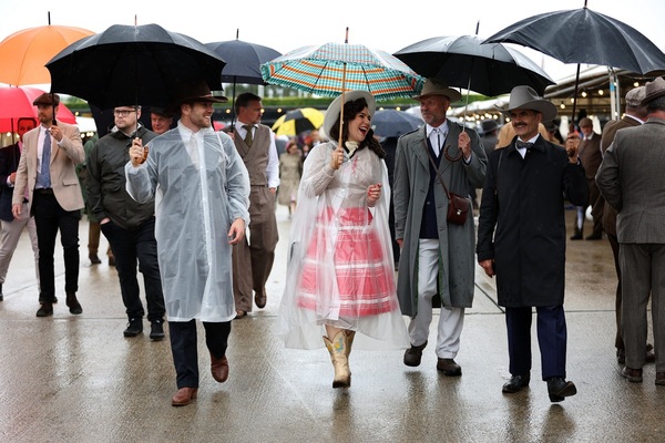 Bild Trotz Regen viele und zufriedene Besucher - Goodwood Revival 2024