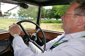 Trotz Terminstress gönnt sich Schulte und uns eine Platzrunde in seinem Phantom II