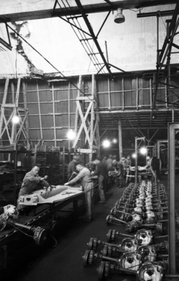 Trotz beschädigter Anlagen startete die Produktion. Im Bild die Montage der Fahrgestelle.