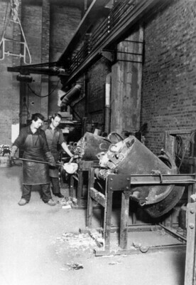 Trotz britischer Unterstützung konnten wichtige Fahrzeugteile nur schwerlich oder gar nicht herangeschafft werden, sodaß etwa eine eigene Gießerei im Werk für die Produktion installiert wurde.