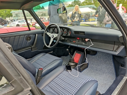 Trotz den tollen Kassettenregals bevorzug dieser 911-Pilot digitale Musikquellen – Porsche-Treffen Dinslaken 2022