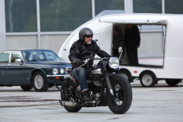 Trotz kühler Witterung mit dem Motorrad angekommen - Dolder Classics Mai 2019