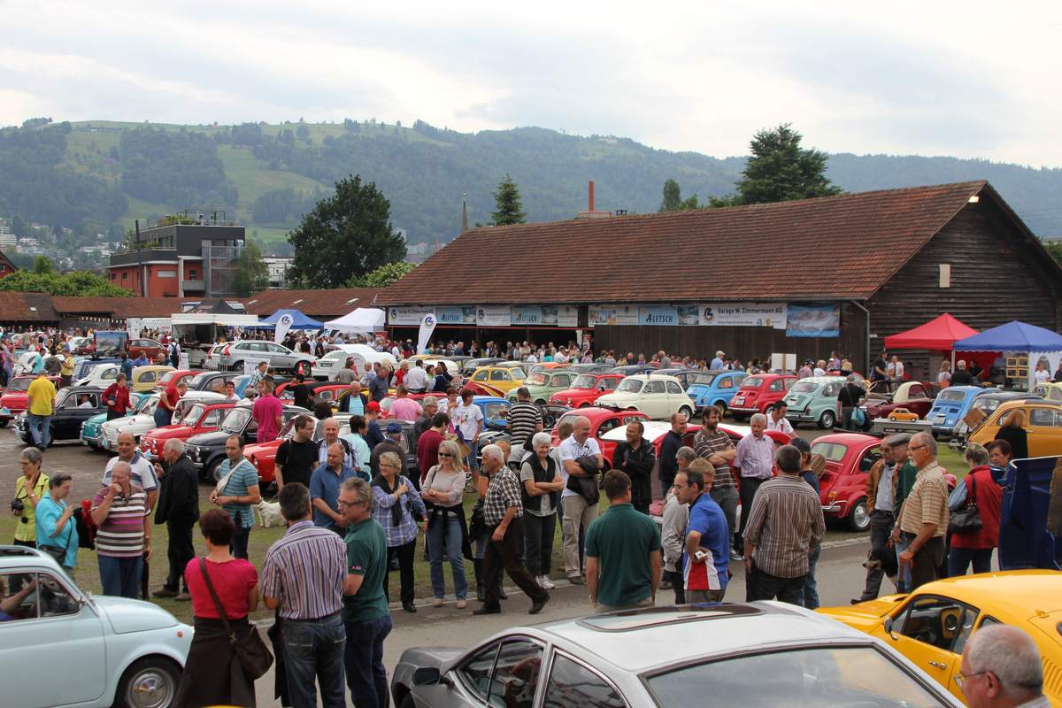 Trotz nicht optimaler Wettervoraussetzungen treffen viele Oldtimer-Fahrer am Oldtimer Sunday Morning Treffen in Zug ein