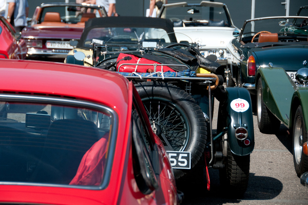 Trotz schönstem Wetter muss auch der Regenschirm mit, man weiß ja nie... – RAID Suisse-Paris 2013