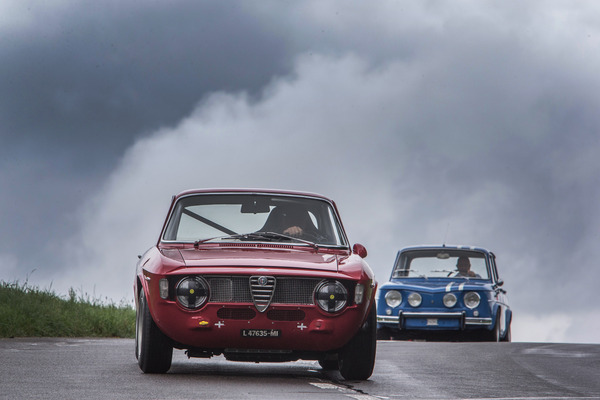 Alfa Romeo Giulia Sprint GTA (1965) vor Renault 8 Gordini