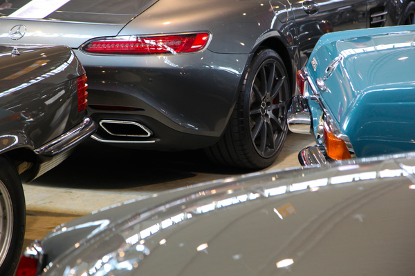 Trotz viel Fläche wurden Autos eng aneinander geparkt.