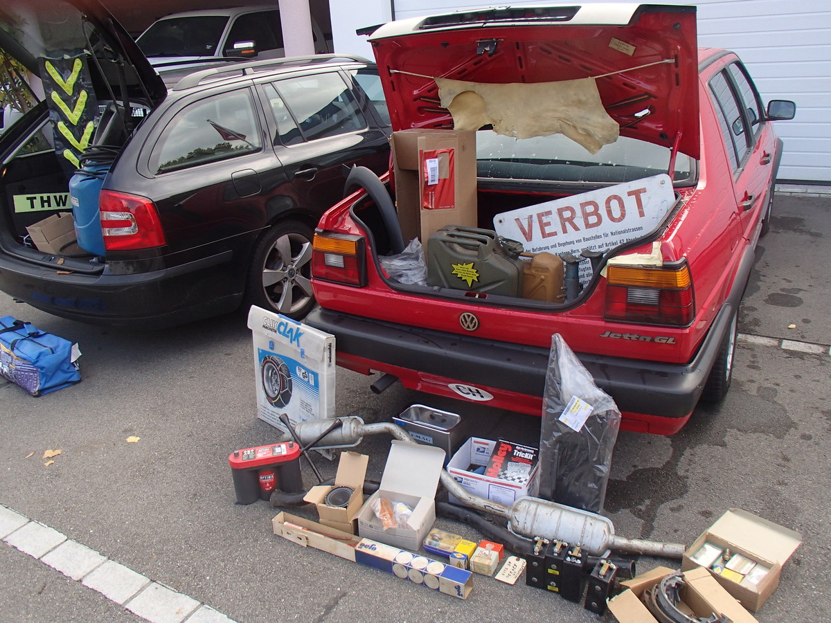 Trunk Sale - selling spare parts, books and accessories directly from the trunk