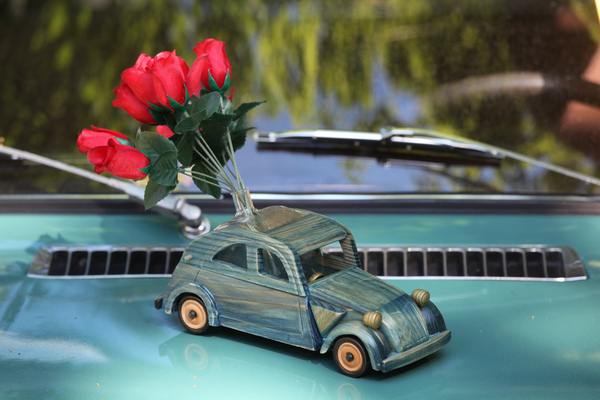 Bild Tulpen im Holz-2CV - am 40. Oldtimer-Meeting Baden-Baden 2016