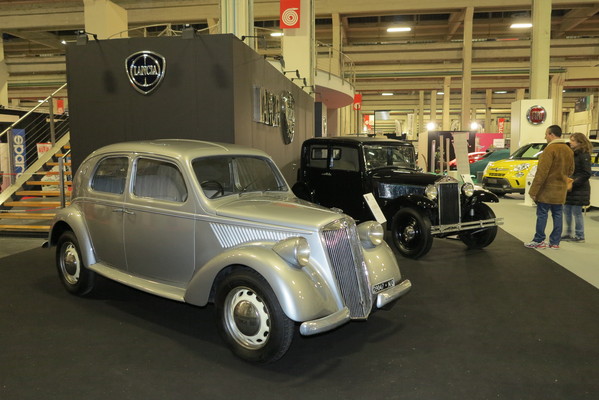Turiner Oldtimer Messe 2014: Offizieller Lancia Stand mit einem Ardea 1939 und einem Augusta 1933