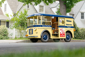 Twin Coach Helms Bakery Delivery Truck (1936) - als Lot 301 an der RM/Sotheby's Monterey Versteigerung am 20. August 2022