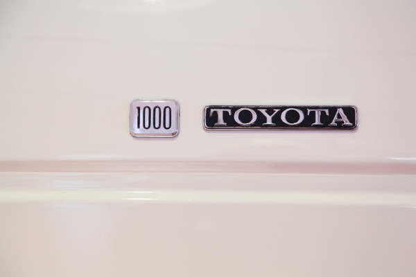 Typenschriftzug des Toyota Corolla 1000 - 50 Jahre Toyota Schweiz Sonderschau