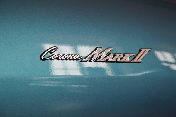 Typenschriftzug des Toyota Corona Mark II - 50 Jahre Toyota Schweiz Sonderschau