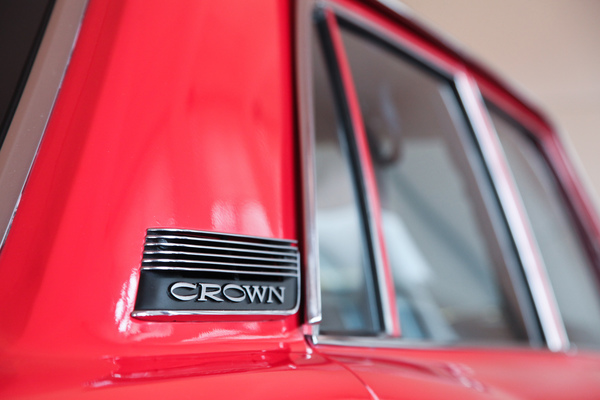 Typenschriftzug des Toyota Crown von 1973 - 50 Jahre Toyota Schweiz Sonderschau