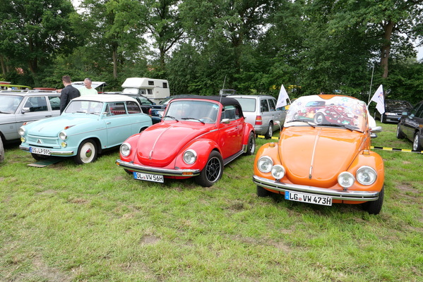 Typisch: die Kleinwagen bunt, die Mercedes-Kombis in schlichtem Silbermetallic – Bockhorner Oldtimermarkt 2024