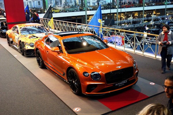 Typisch ist der Vergleich des Straßenfahrzeugs mit der jeweiligen Rennversion - hier ein Bentley Continental GT Speed von 2022 - Sonderschau Supercars 2 in der Autoworld Brüssel 2022/2023