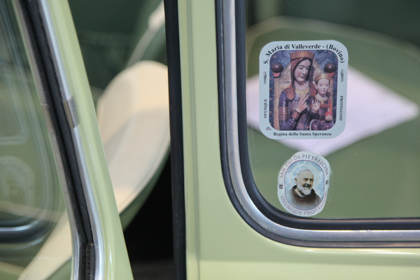 Typisch italienische Aufkleber auf italienischem Auto - Retro Classics Stuttgart 2017