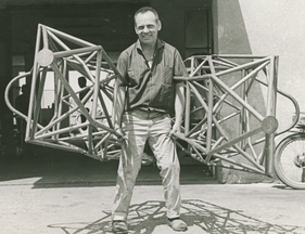 Typische Pose - Kaimann-Konstrukteur Bergmann 1968 mit zwei Rahmen des neuen Kaimann MK3 Typische Pose - Kaimann-Konstrukteur Bergmann 1968 mit zwei Rahmen des neuen Kaimann MK3